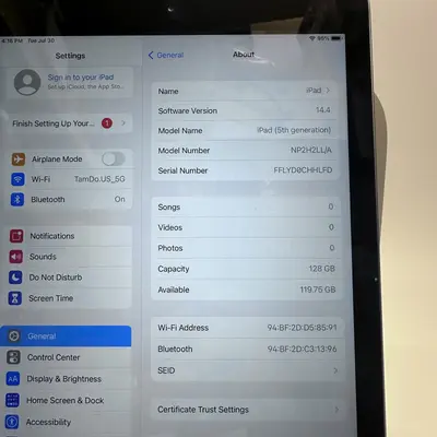 Apple iPad (5th Gen) 128GB, Wifi Only, Space Gray - Thumbnail 9