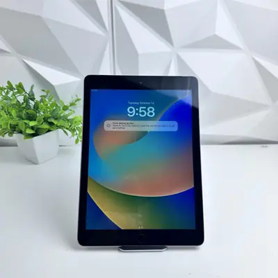 Apple iPad (5th Gen) 32GB, Wifi Only, Space Gray - Thumbnail 2