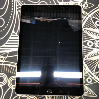 Apple iPad (5th generation) Wi-Fi Only, 128GB, Space Gray - Thumbnail 2
