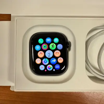 Apple Watch Series 10 (42mm, Cellular) Jet Black AL Black Sport Band S/M - Thumbnail 4