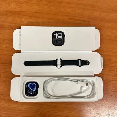 Apple Watch Series 10 (42mm, Cellular) Jet Black AL Black Sport Band S/M - Thumbnail 2