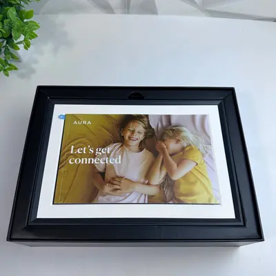 Aura Carver AF900-MBLK 10.1" WiFi Digital Photo Frame, Gravel White Mat - Thumbnail 2