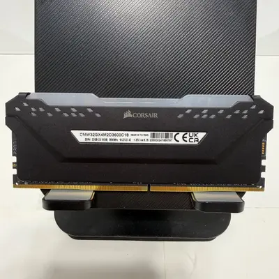 Corsair 16GB DDR4 3600MHz CL18 Desktop RAM - Thumbnail 2