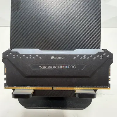 Corsair 16GB DDR4 3600MHz CL18 Desktop RAM - Thumbnail 3