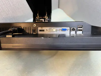 Dell P2210 22-inch LCD Monitor - Thumbnail 2