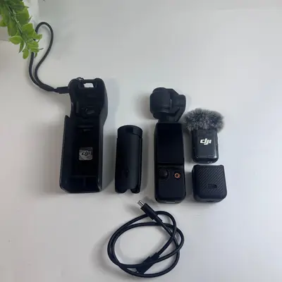 DJI Osmo Pocket 3 Creator Combo Vlogging Camera 4K120 1-Inch CMOS Gimbal - Thumbnail 2