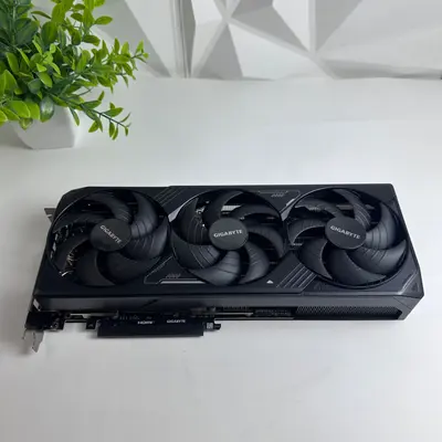 GIGABYTE GeForce RTX 5070 Ti WINDFORCE OC SFF 16GB GDDR7 Graphics Card 3X Fans - Thumbnail 2