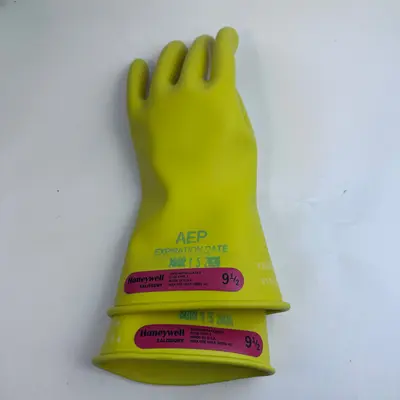 Honeywell Salisbury Class 0 Rubber Insulating Gloves 1000V AC Size 9.5 Yellow - Thumbnail 3
