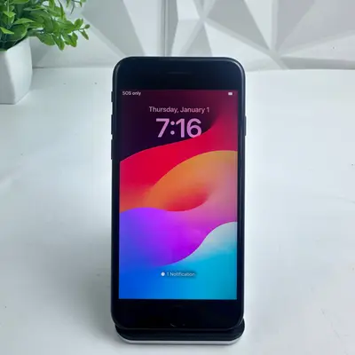 iPhone SE (3rd generation) | 64GB | Black | Unlocked - Thumbnail 3