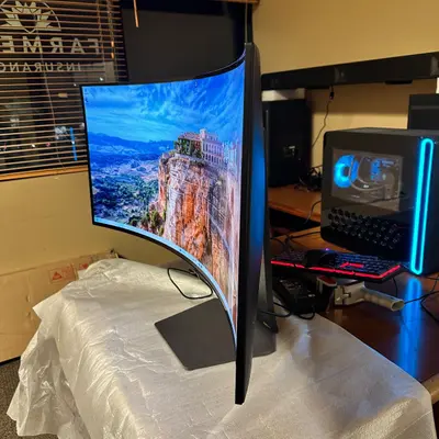 LG UltraGear 39GS95QE-B 39" Curved OLED Gaming Monitor 240Hz G-SYNC FreeSync - Thumbnail 4