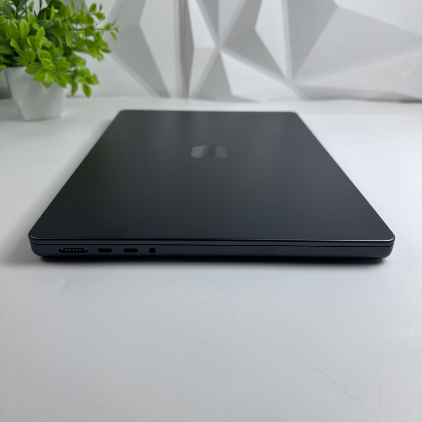 MacBook Pro (14-inch, Apple M5, 2025) | Good | TamDo.us