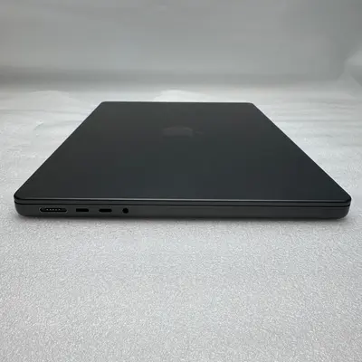 Macbook Pro (14-inch, M5) 10-Core GPU, 16GB RAM, 1TB SSD, Space Black - Thumbnail 3