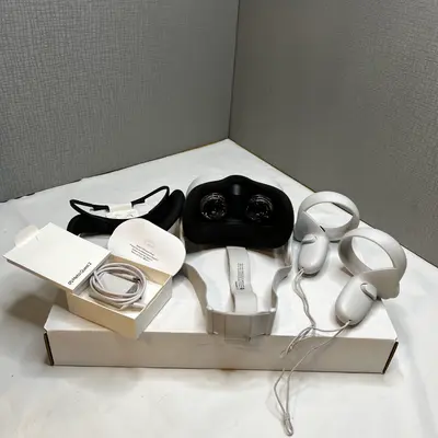 Meta Quest 2 Advanced All-In-One Virtual Reality Headset - 128GB - Thumbnail 9