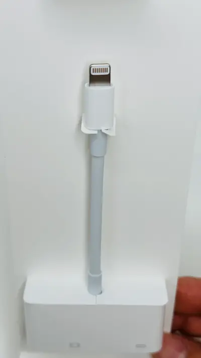 Original Apple Lightning to VGA Adapter - Thumbnail 3