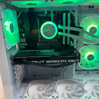Skytech King 95 Gaming PC, Ryzen 7 9700X, 16GB DDR5, 1TB SSD, RTX 5060 Ti 16GB - Thumbnail 3