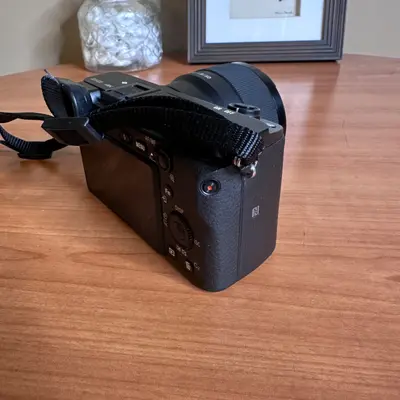 Sony Alpha 6400 APS-C Mirrorless Camera with FE 50mm f/1.8 Lens - Thumbnail 6