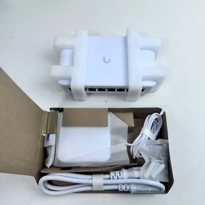 Ubiquiti UniFi USW-Lite-8-PoE 8-Port Gigabit PoE Switch Managed - Thumbnail 2